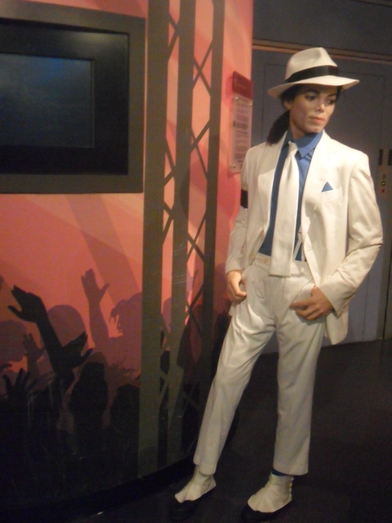 白スーツを着ているマイケルジャクソンの画像